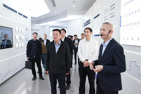 1728440395121429.jpg 參觀(guān)綠筑展廳.jpg