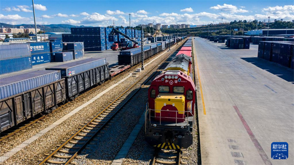 中老鐵路國際貨物列車(chē)?？吭谥需F聯(lián)集昆明中心站（無(wú)人機照片）。新華社記者 胡超 攝.jpg